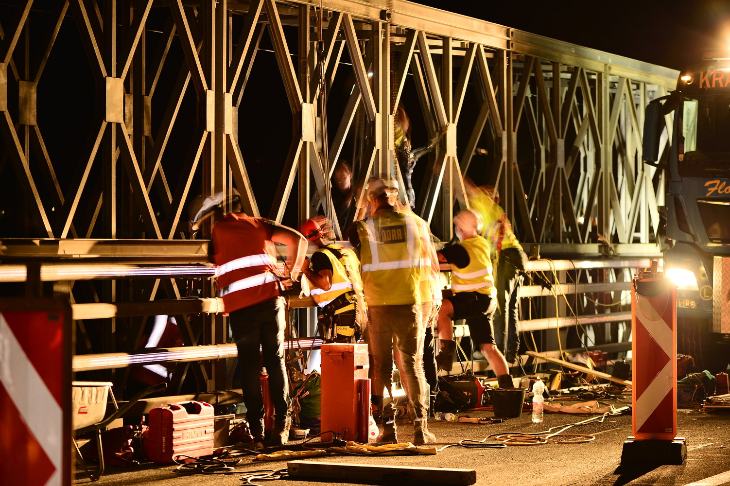 Sicherung bei Schweißarbeiten auf einer Ersatzbrücke.