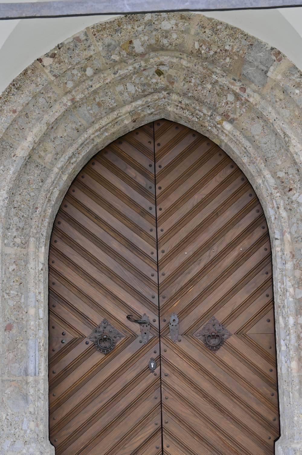 Rundbogenportal der Eingangstüre.