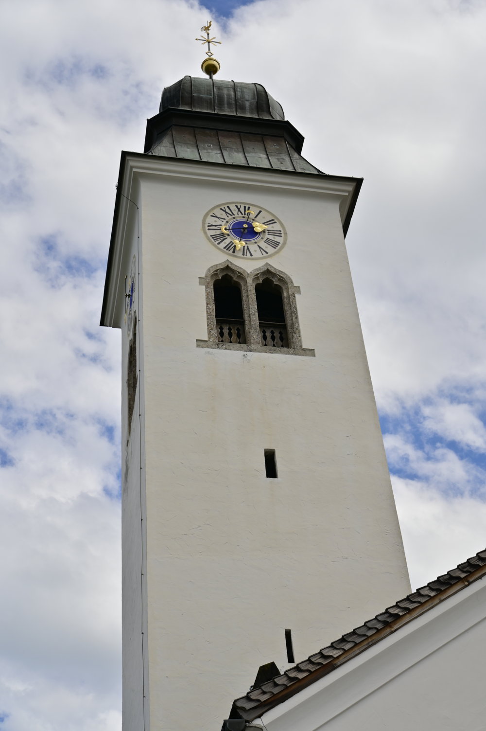 Turm der Lanser Dorfkirche mit seiner glockenförmigen Haube.